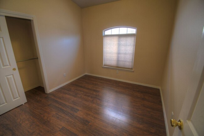 Building Photo - 908 Tumulus Dr NW