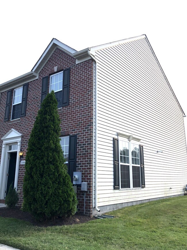 Building Photo - 1001 Meadow View Dr