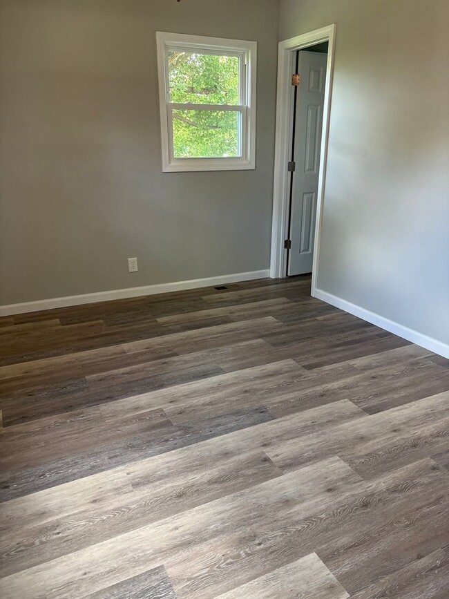 Building Photo - 3 Bedroom 2 Bath 1 Car Garage