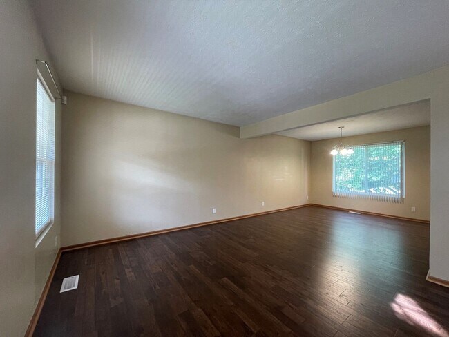 Building Photo - Large Home for rent in Bellevue