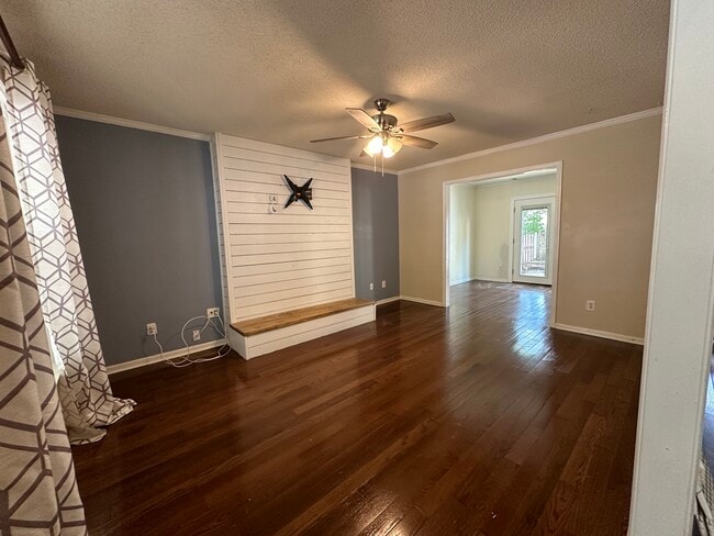 Living - 7536 Fallow Ln