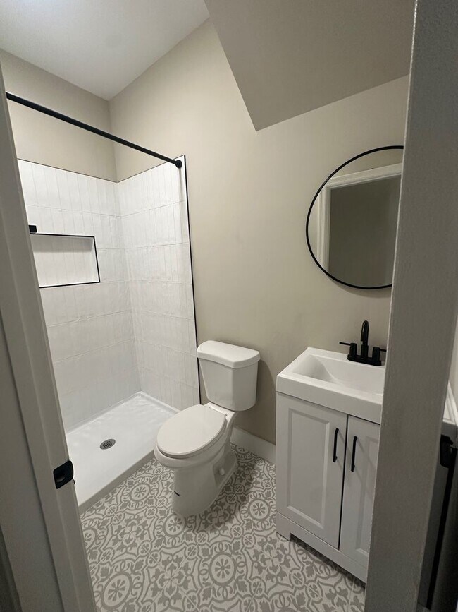 Building Photo - Newly Renovated 4BR/2BA Family Home in Win...