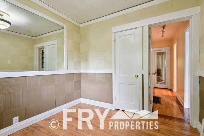 Building Photo - Cozy 1/2 Duplex in Congress Park