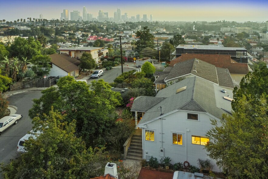 Building Photo - 1563 Lucretia Ave