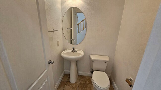 Building Photo - GORGEOUS HOME NEAR BLUE DIAMOND & DECATUR!!!!