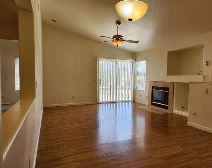 Building Photo - 879 Poppyseed Ln