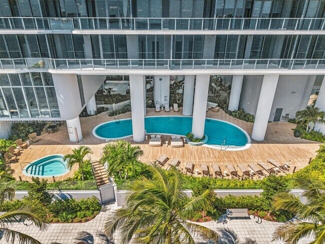 Building Photo - 700 NE 24th St