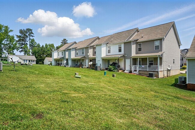 Building Photo - GREAT TOWNHOME- Come see it today!