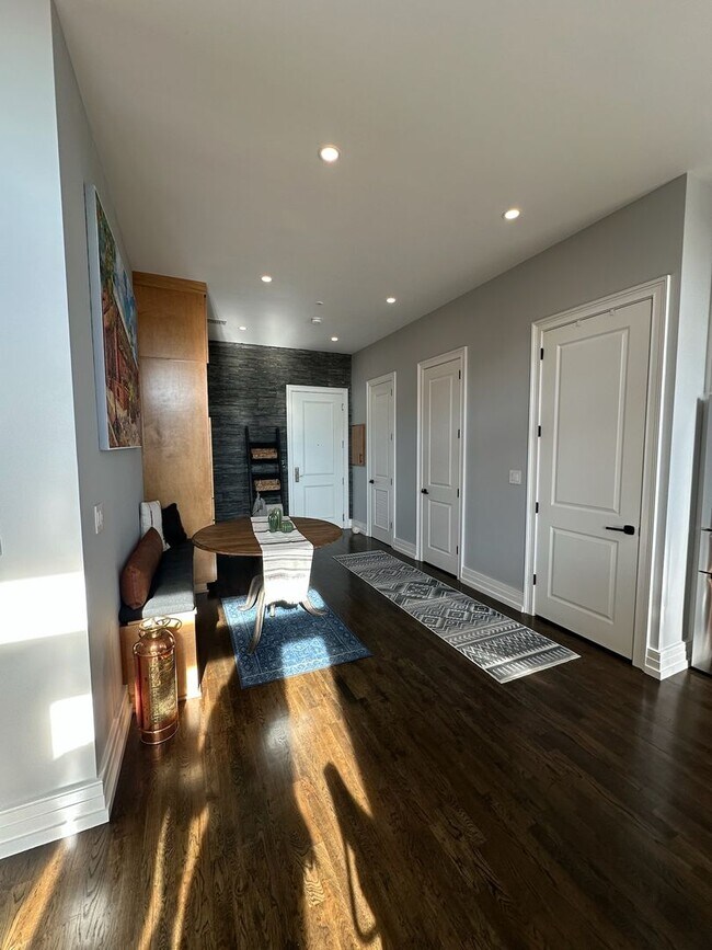Building Photo - Beautiful 1 Bedroom 1.5 Bath Condo in down...