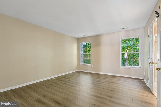 Building Photo - 7721 Valley Oak Dr