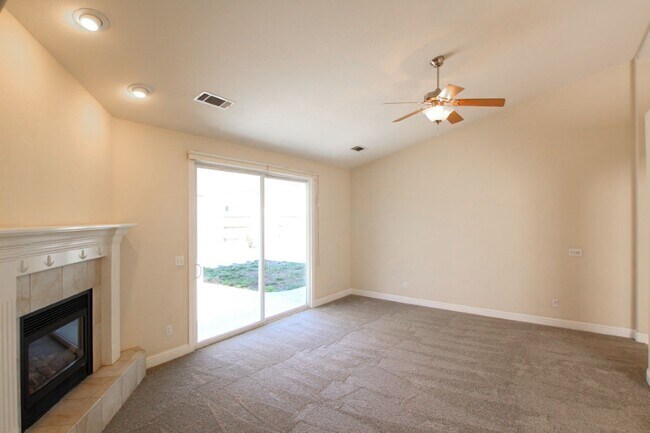 Building Photo - Spacious Home Near Mountain View School wi...