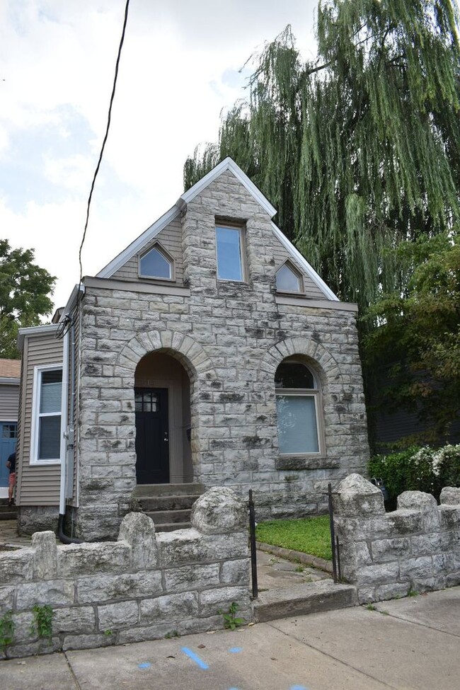 Primary Photo - Renovated 3 Bedroom in Shelby Park close t...