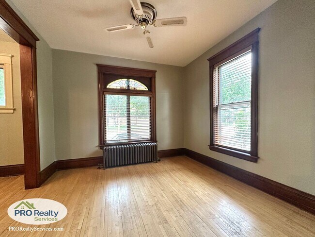 Building Photo - Charming 2 Bedroom Apartment in Northeast ...