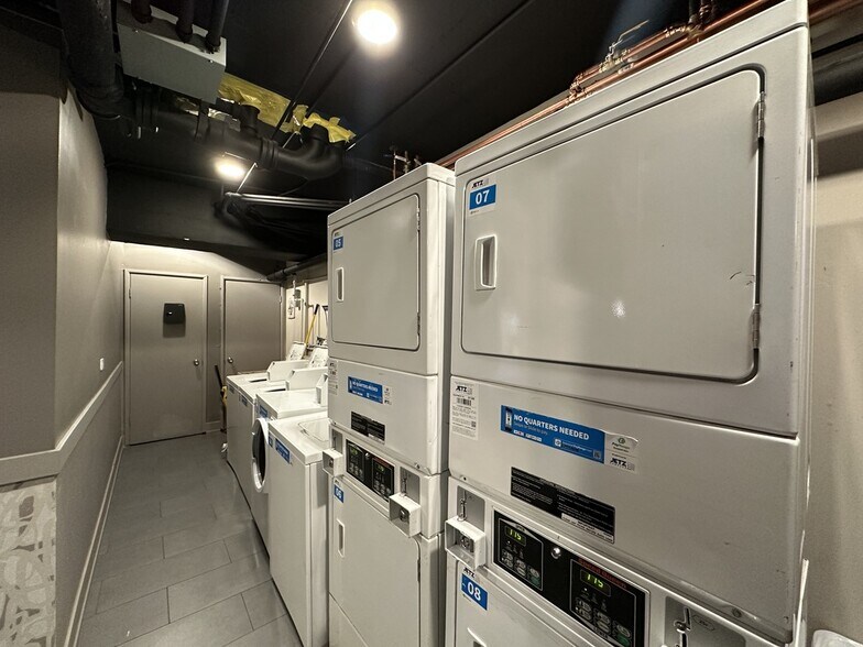 Building Photo - 516 W Aldine Ave