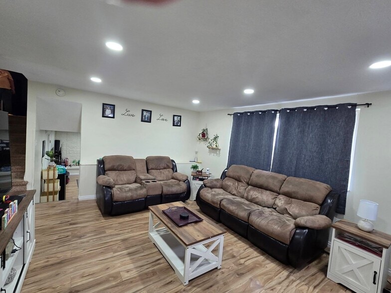 Building Photo - 1593 Manzanita Dr