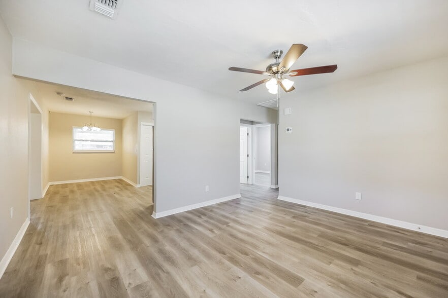 Building Photo - 5 Victoria Dr