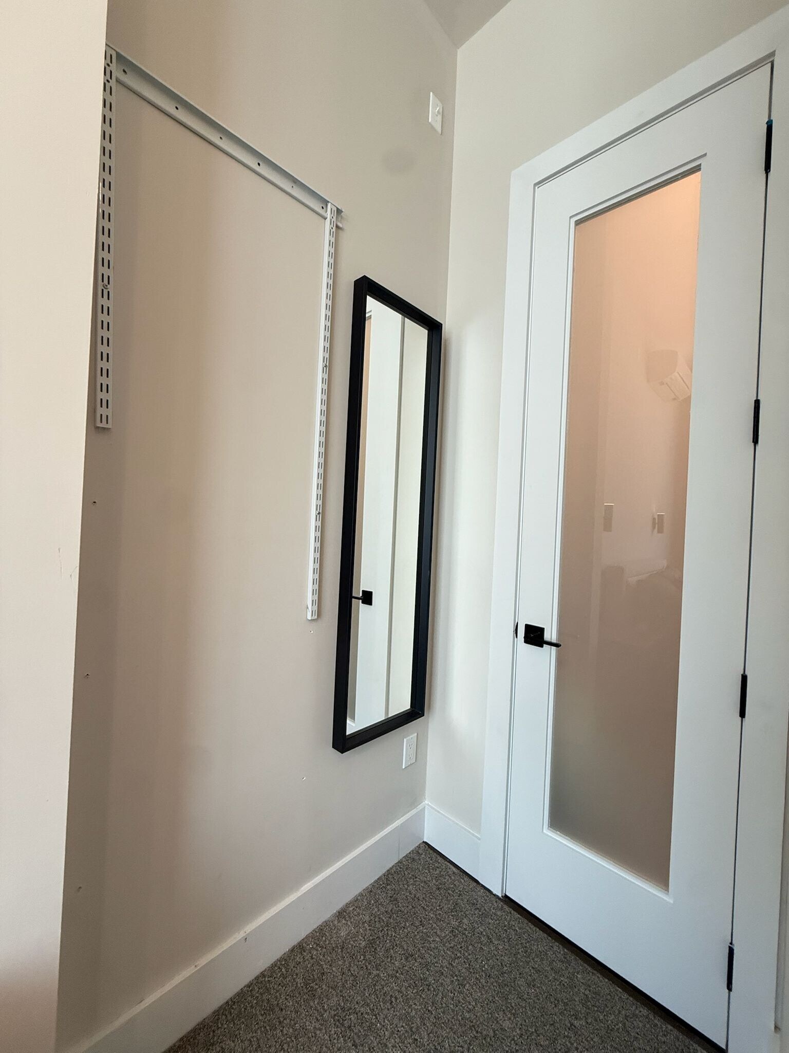 Building Photo - Furnished room/NOT APARTMENT