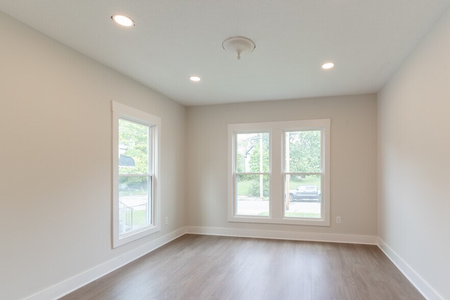 Building Photo - 1464 E 123rd St