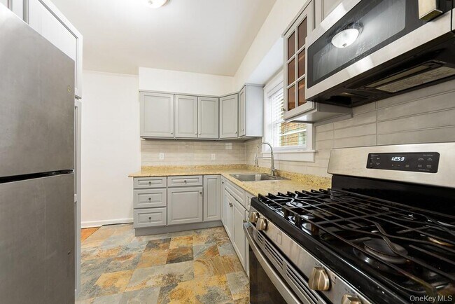 Building Photo - 545 E 93rd St