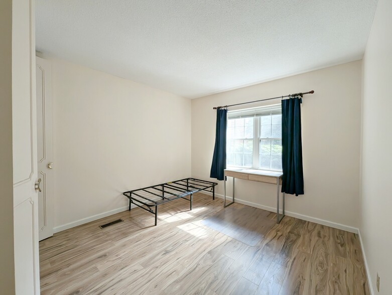 Building Photo - 26 Lake Shore Ter