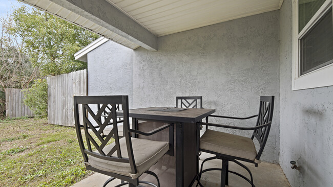 Building Photo - 2418 Johnson Dr