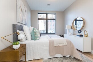 Building Photo - 1 bedroom den for 9/1 with garage parking!