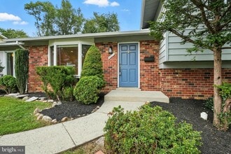 Building Photo - 5011 Roslyn Rd