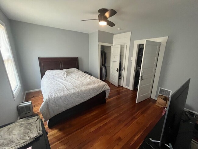 Building Photo - Spacious 3 bed, 1.5 bath duplex