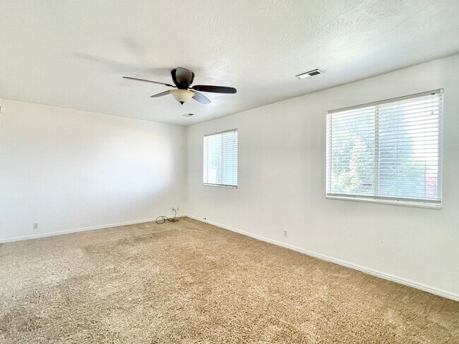 Building Photo - Lovely Sandy Home in Well Kept Neighborhood!