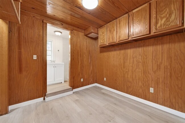 Building Photo - 815 Brooks Ave