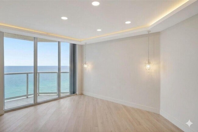 Building Photo - 16485 Collins Ave