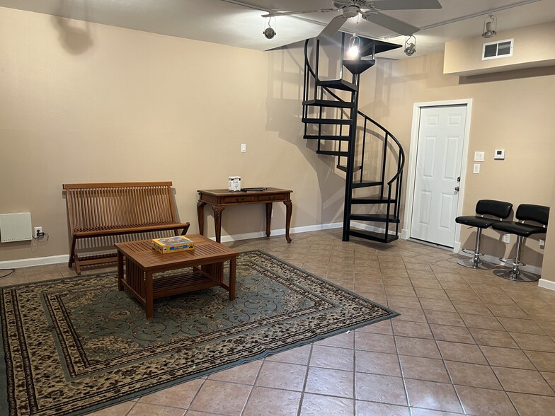 Building Photo - 702 Avondale St