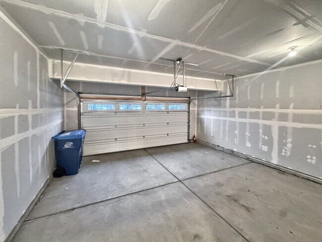 Building Photo - 1135 White Oak Cir