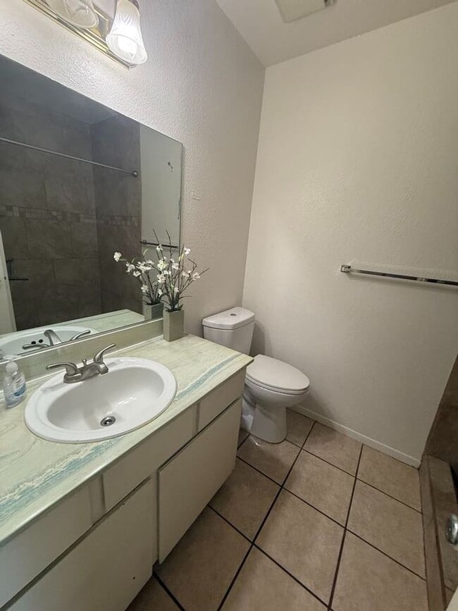 Building Photo - Cozy and convenient 2 bedroom home