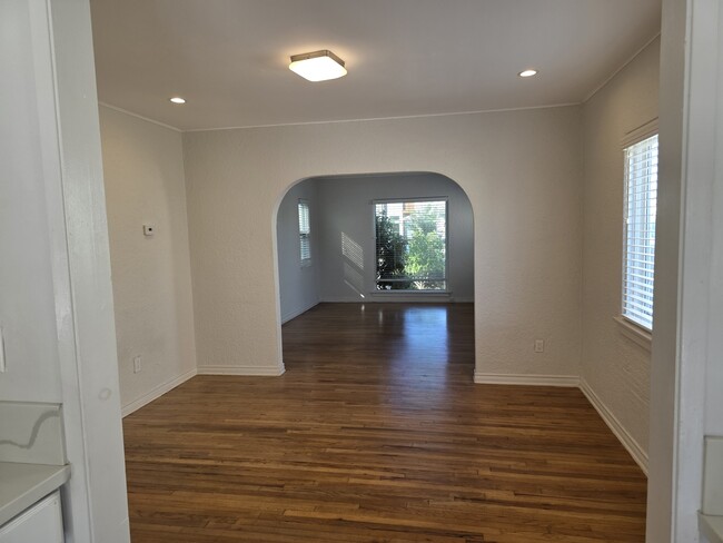 Building Photo - 1748 Wellesley Ave