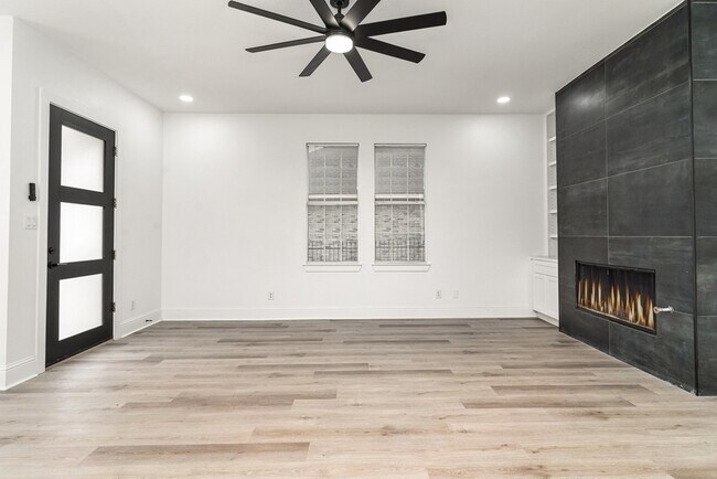 Building Photo - 2422 Vagas St