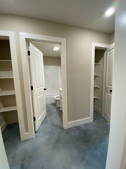 Building Photo - 17 Hidden Oak Dr