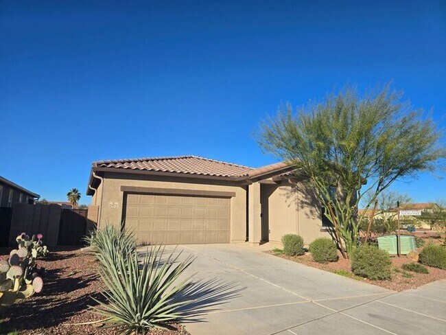 Building Photo - MOVE IN SPECIAL!! 3 Bedroom/ 2 Bath Red Rock Oasis