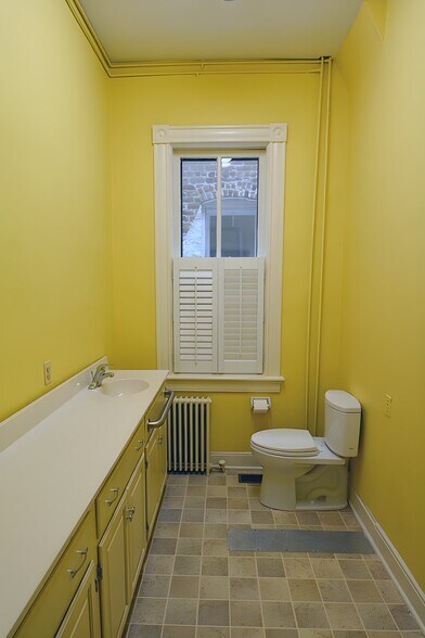 Building Photo - 2025 Grove Ave