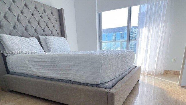 Building Photo - 1300 Brickell Bay Dr