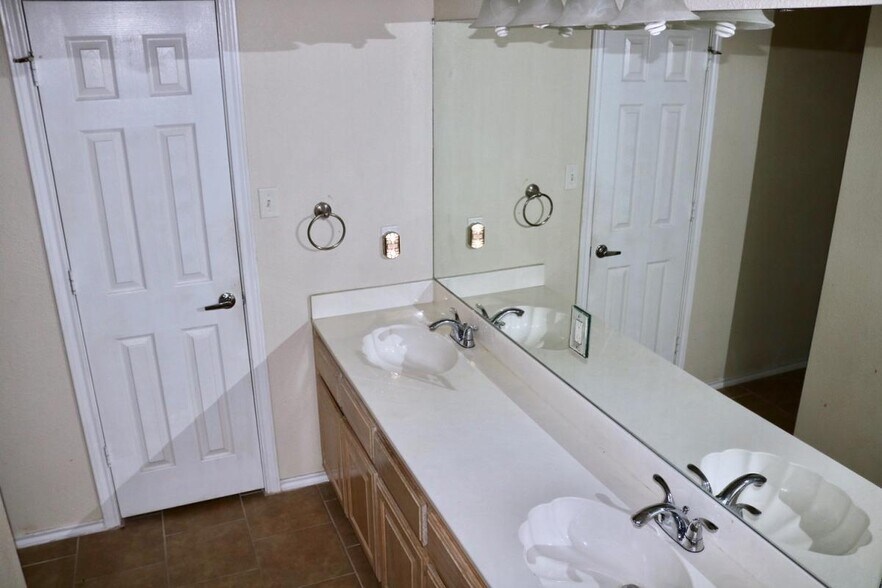 Building Photo - 2002 Topaz Dr