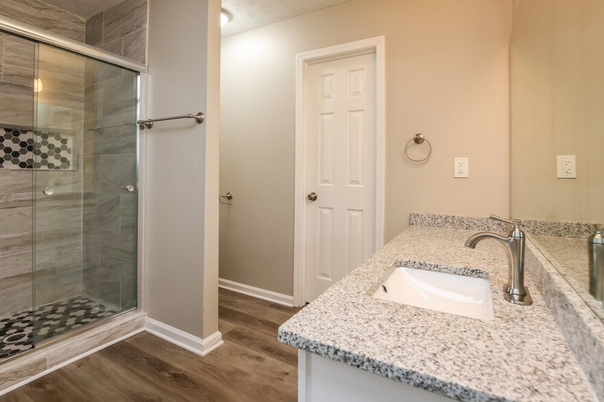 Building Photo - 204 Springbottom Dr SE