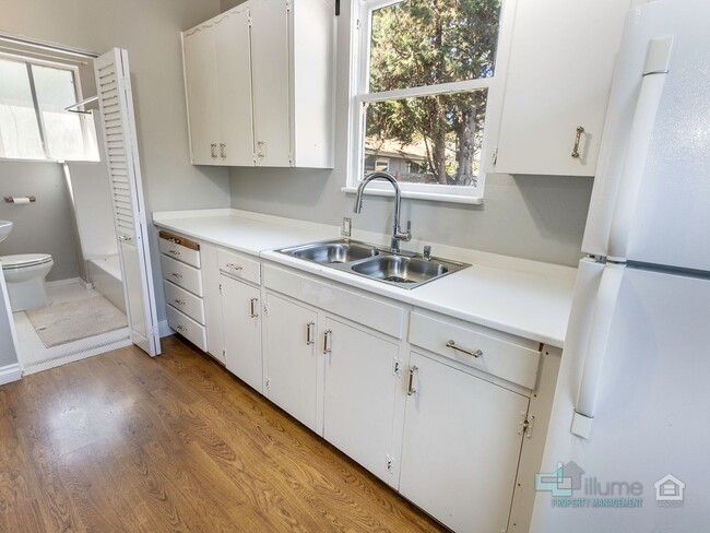 Building Photo - Charming 2-Bedroom Home with Private Yard in the Heart of St. Johns