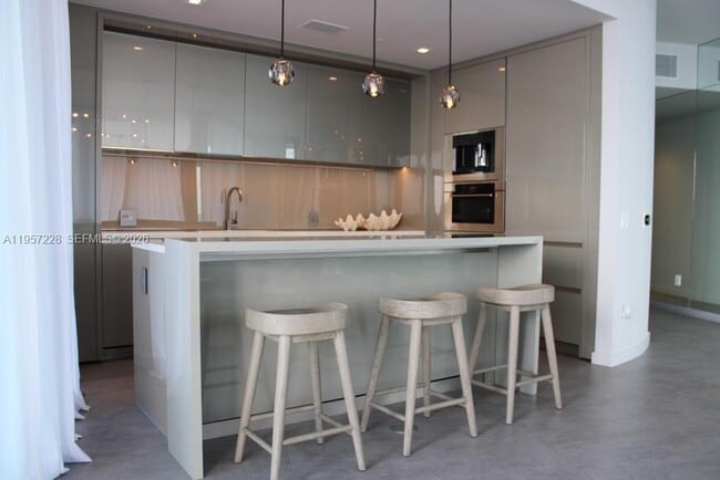 Building Photo - 18975 Collins Ave