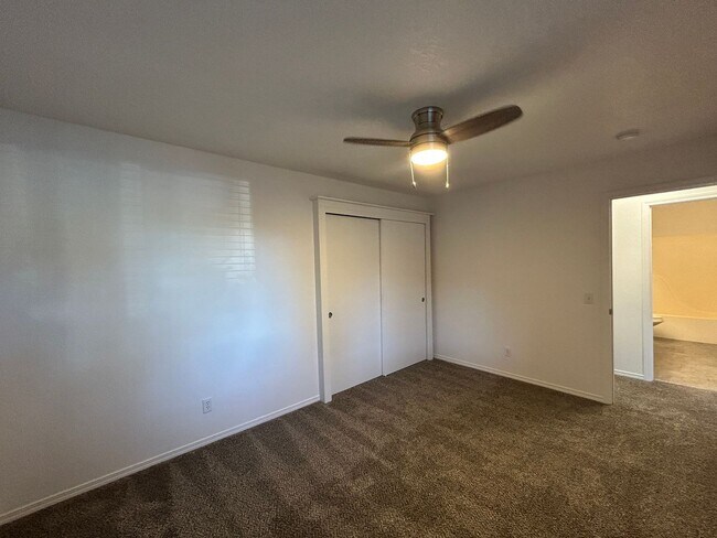 Building Photo - 1073 NE Hidden Valley Dr