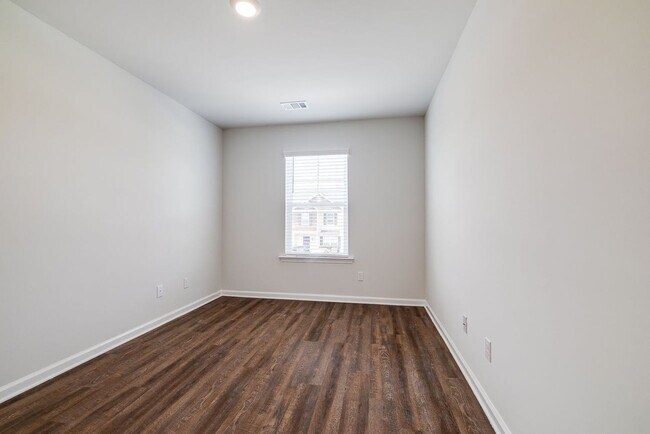 Building Photo - 3 Bed 2.5 Bath Townhome in Lakeshore — Built in 2023!