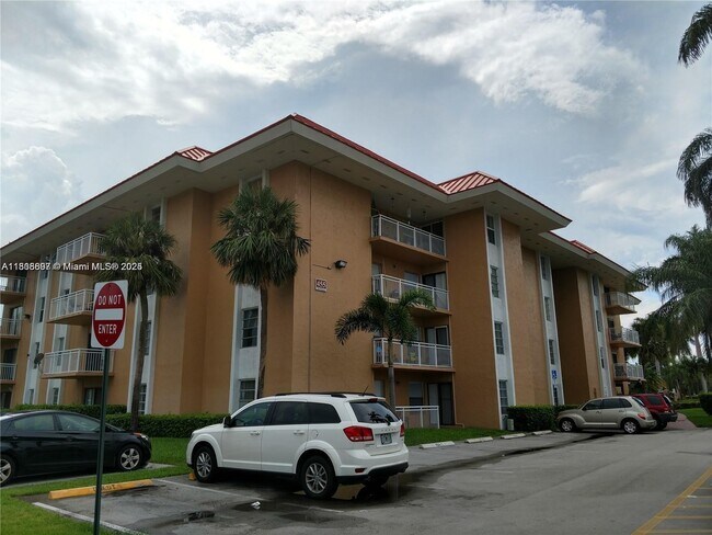 Building Photo - 405 S Pine Island Rd