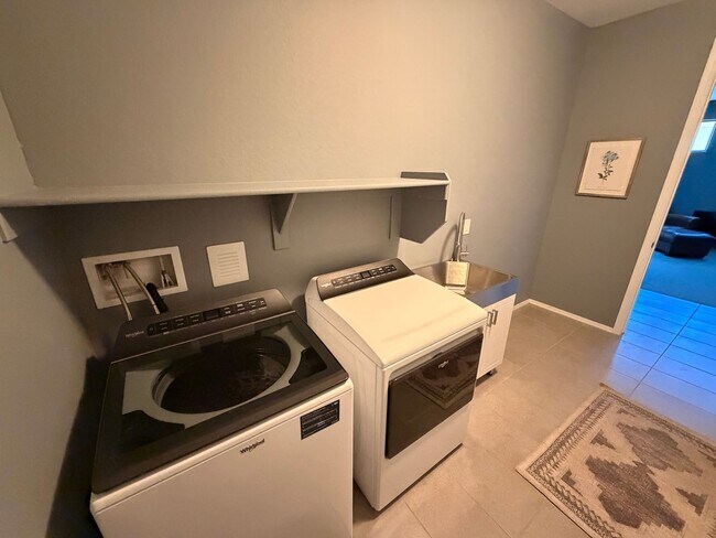 Building Photo - 2 Bed 2 Bath + Den Long-Term Rental in Anthem at Merrill Ranch!