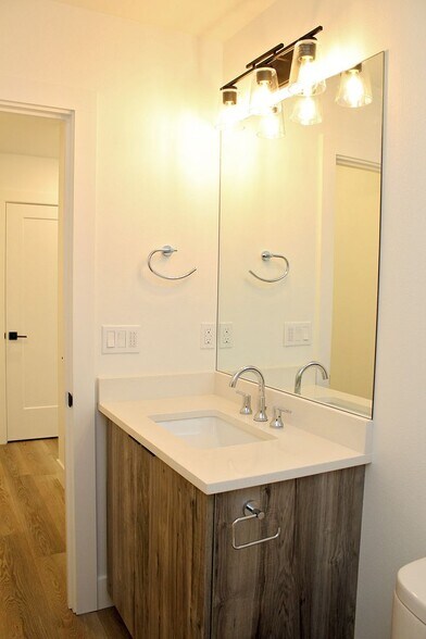 Building Photo - 4563-4563 N Borthwick Ave