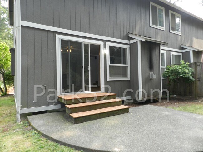Building Photo - 2 Bedroom Townhome in Gig Harbor